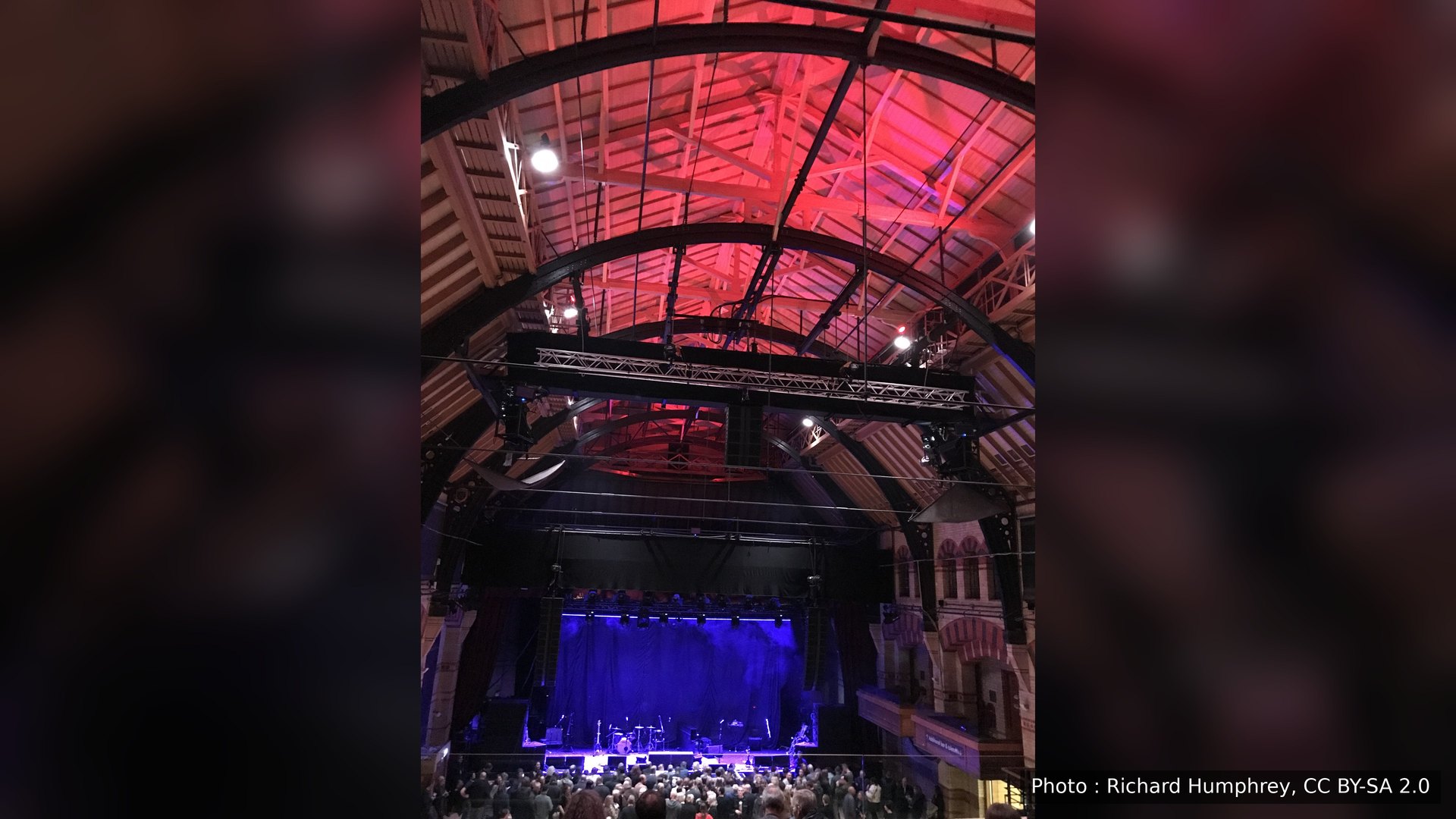 L’intérieur du Cambridge Corn Exchange pendant un concert