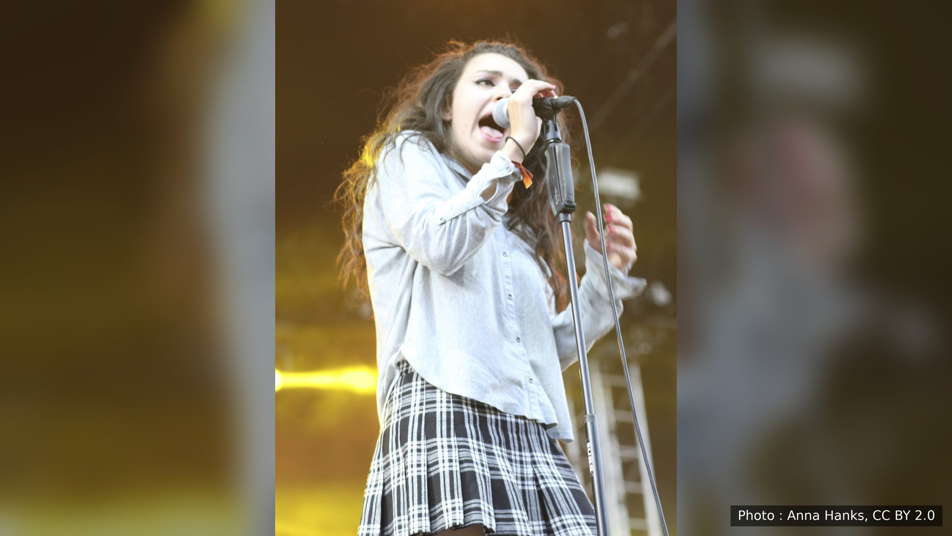 Charli XCX chante au festival Positivus, en 2013