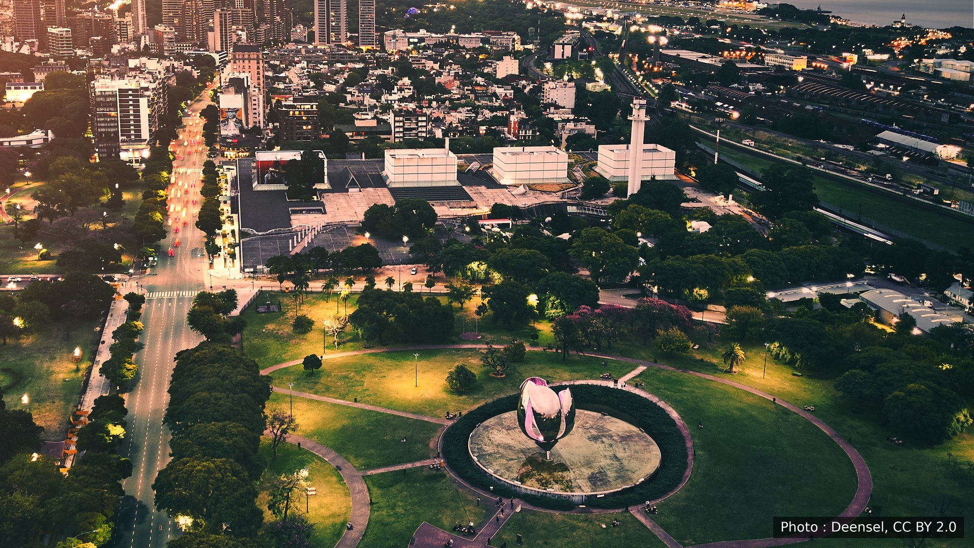 Les parcs de Palermo, à Buenos Aires, au crépuscule, avec la sculpture Floralis Genérica