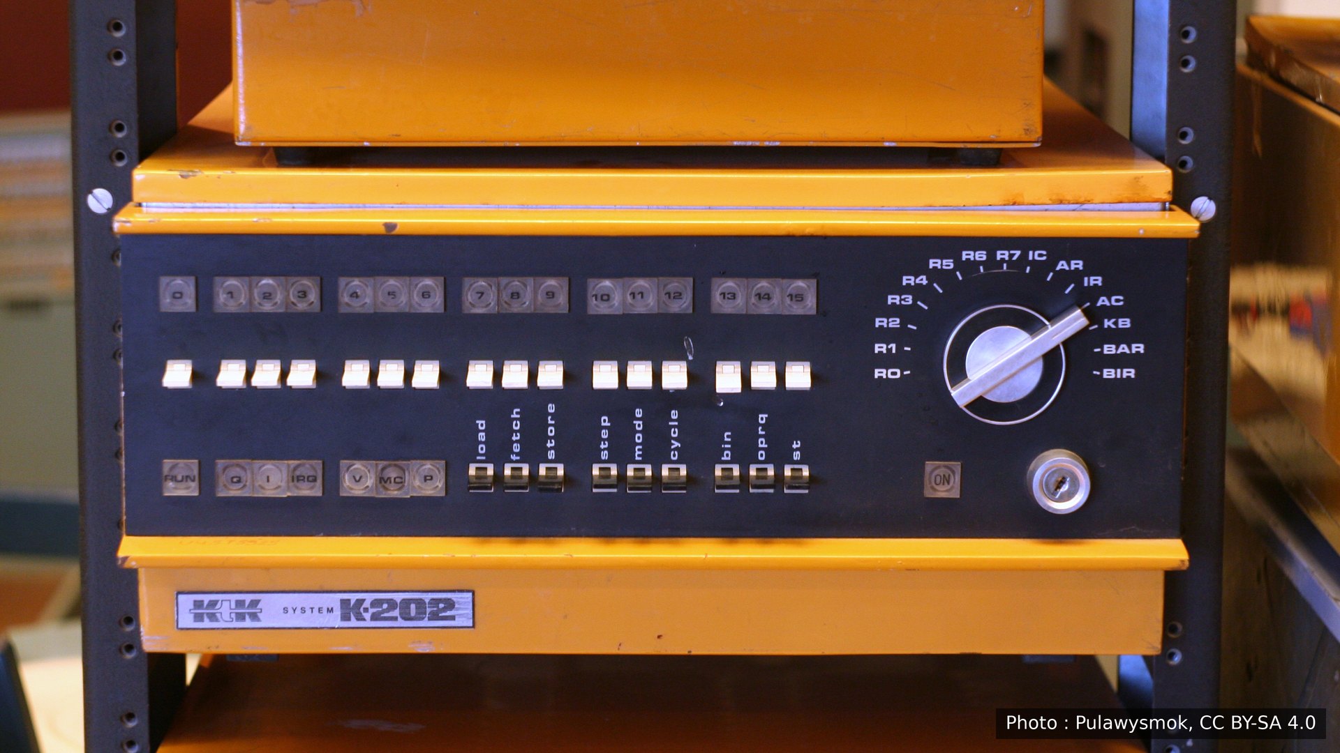 Un mini-ordinateur K-202 au musée de la Technique de Varsovie