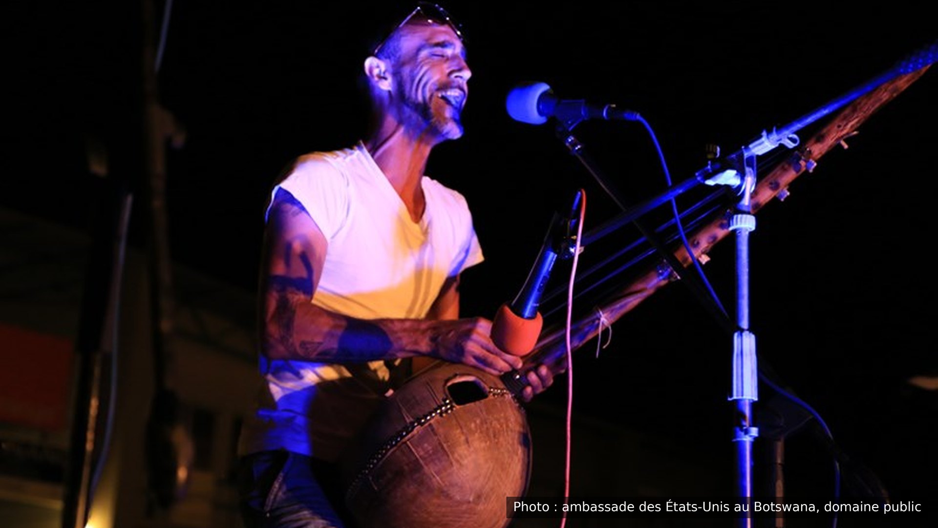 Un musicien sur scène au Maun International Arts Festival, au Botswana, en 2015