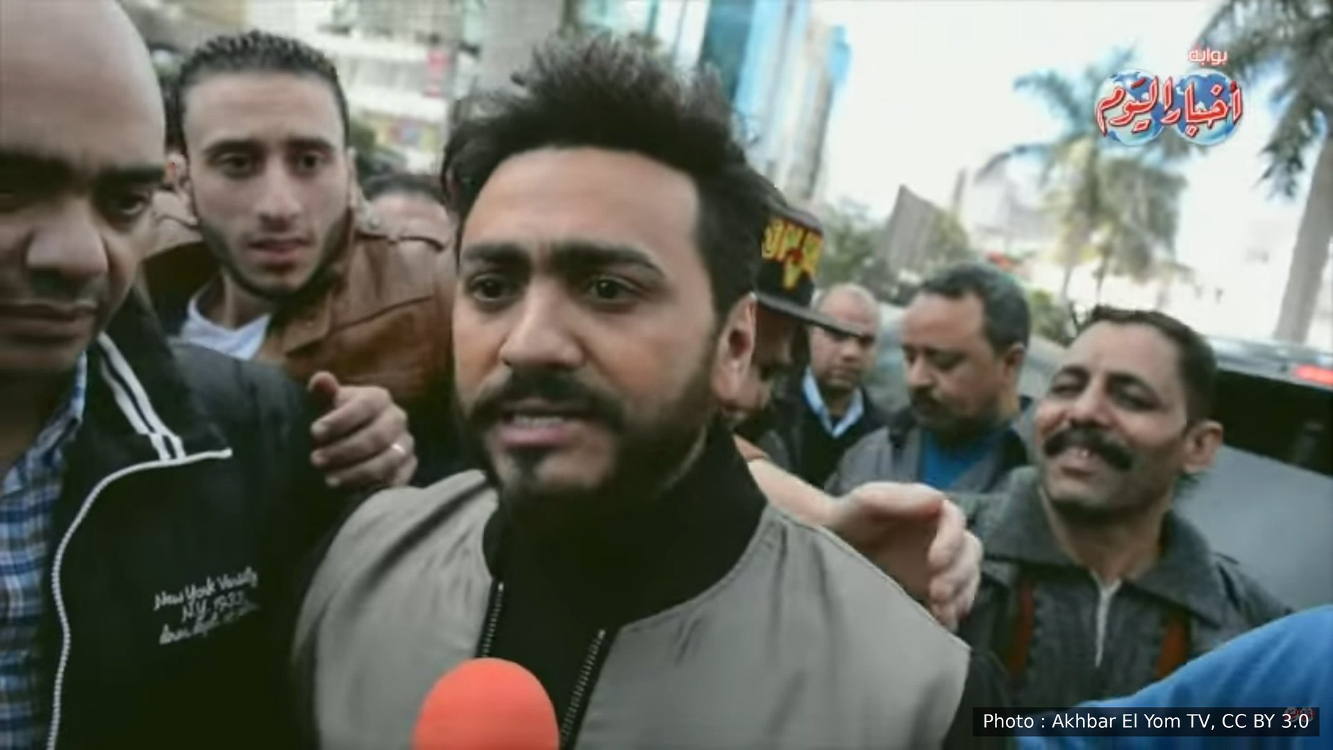 Tamer Hosny entouré de fans en Égypte