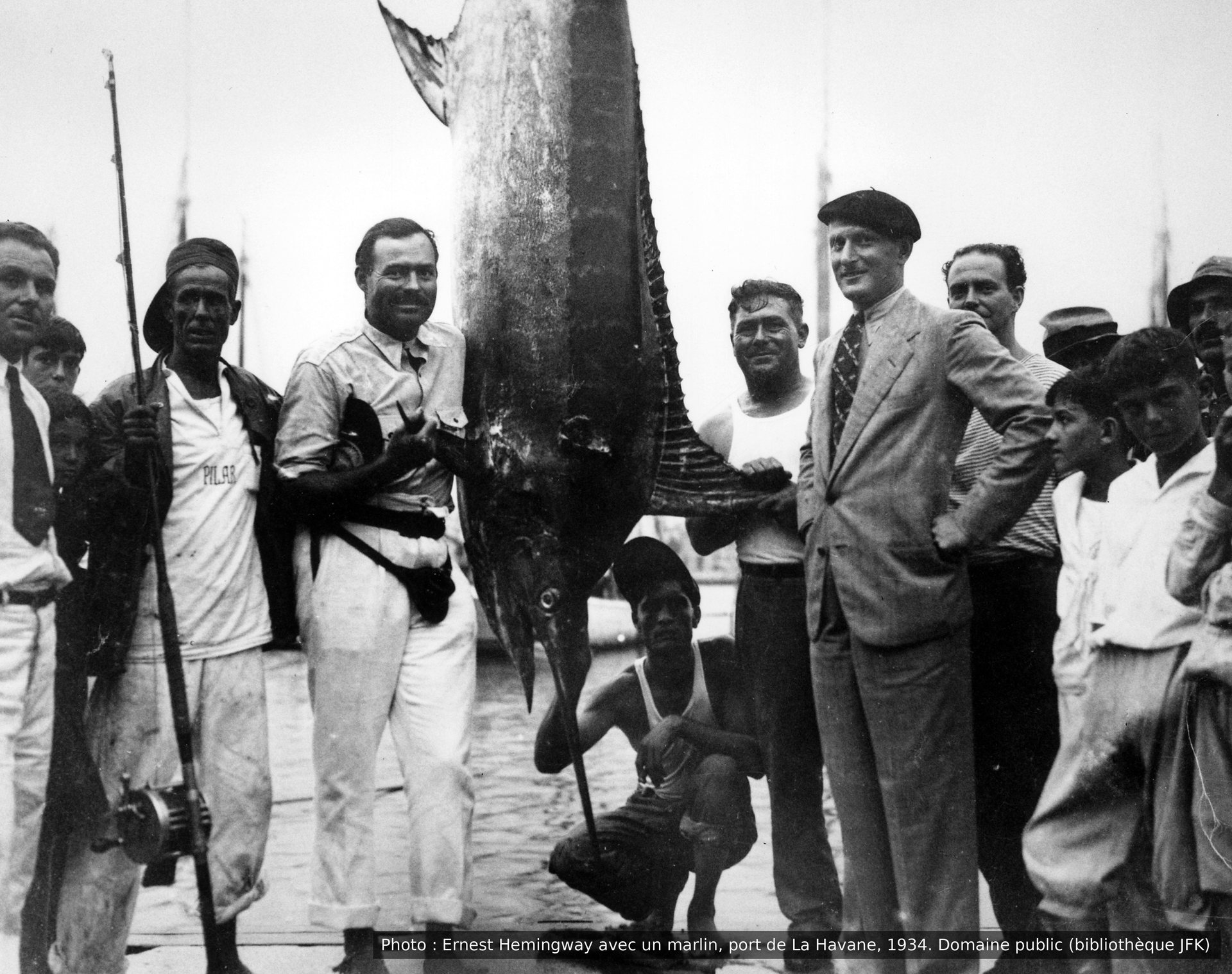 Ernest Hemingway avec un marlin géant dans le port de La Havane, 1934