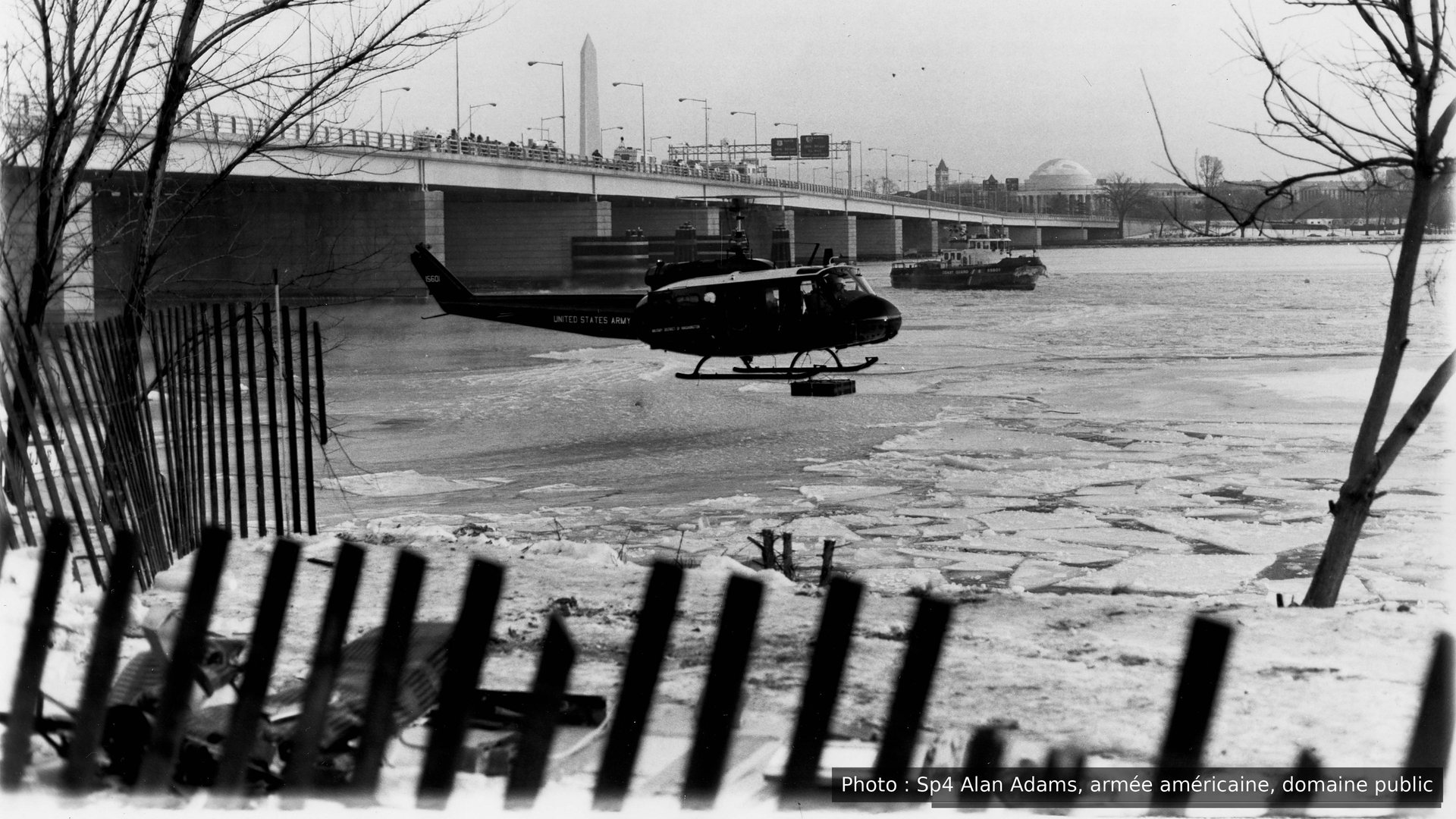 Un hélicoptère au-dessus du Potomac gelé, près du pont de la 14e Rue, en janvier 1982