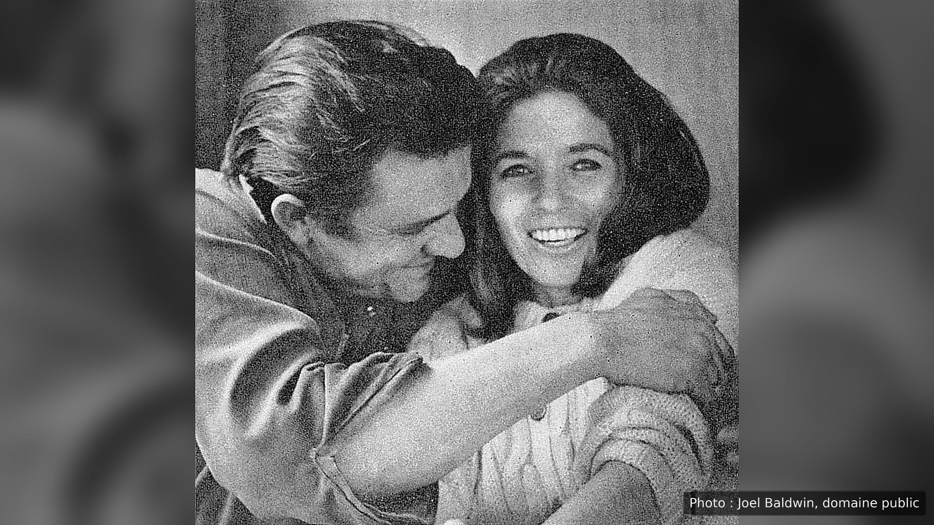 Johnny Cash serre dans ses bras June Carter Cash, hilare, en 1969