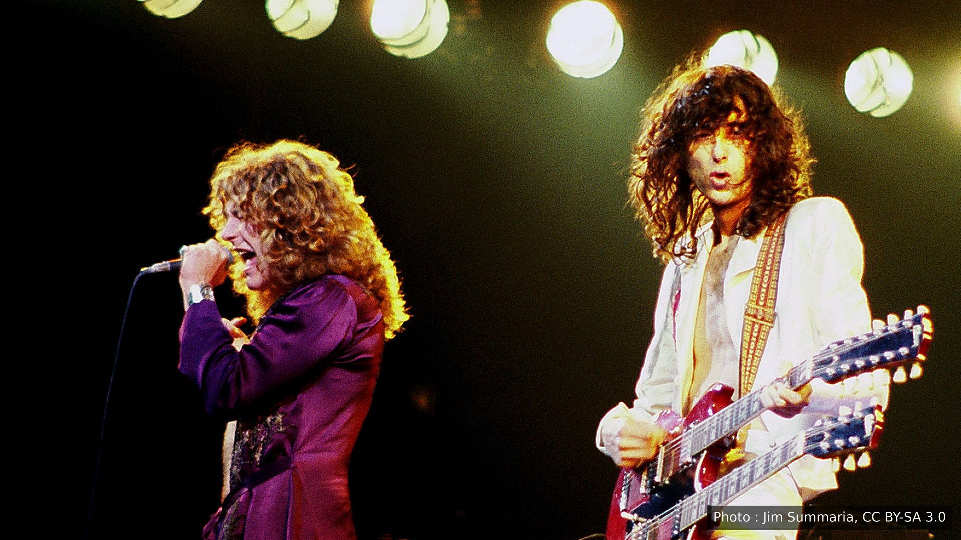 Robert Plant sur scène avec Led Zeppelin, en 1977