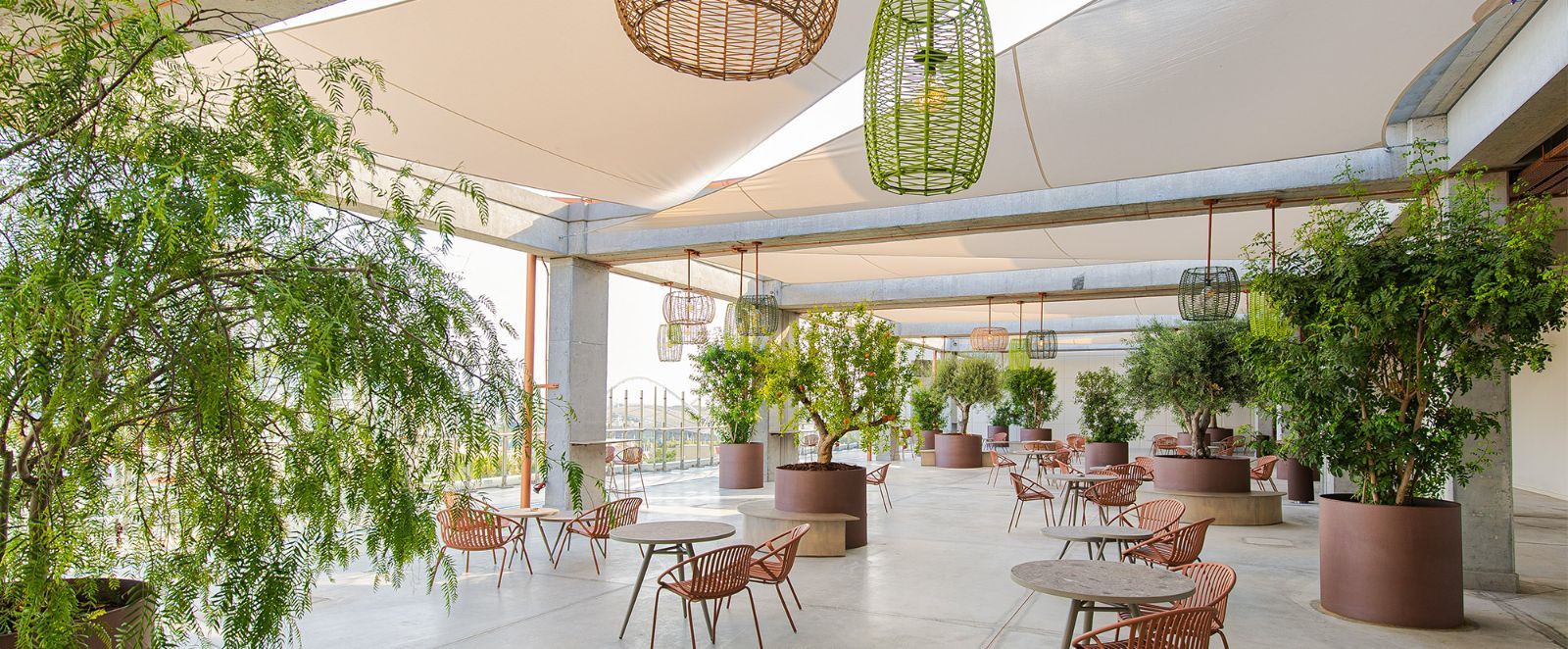 The Mall Athens : la terrasse Urban Garden à l'étage, avec cafés et restaurants