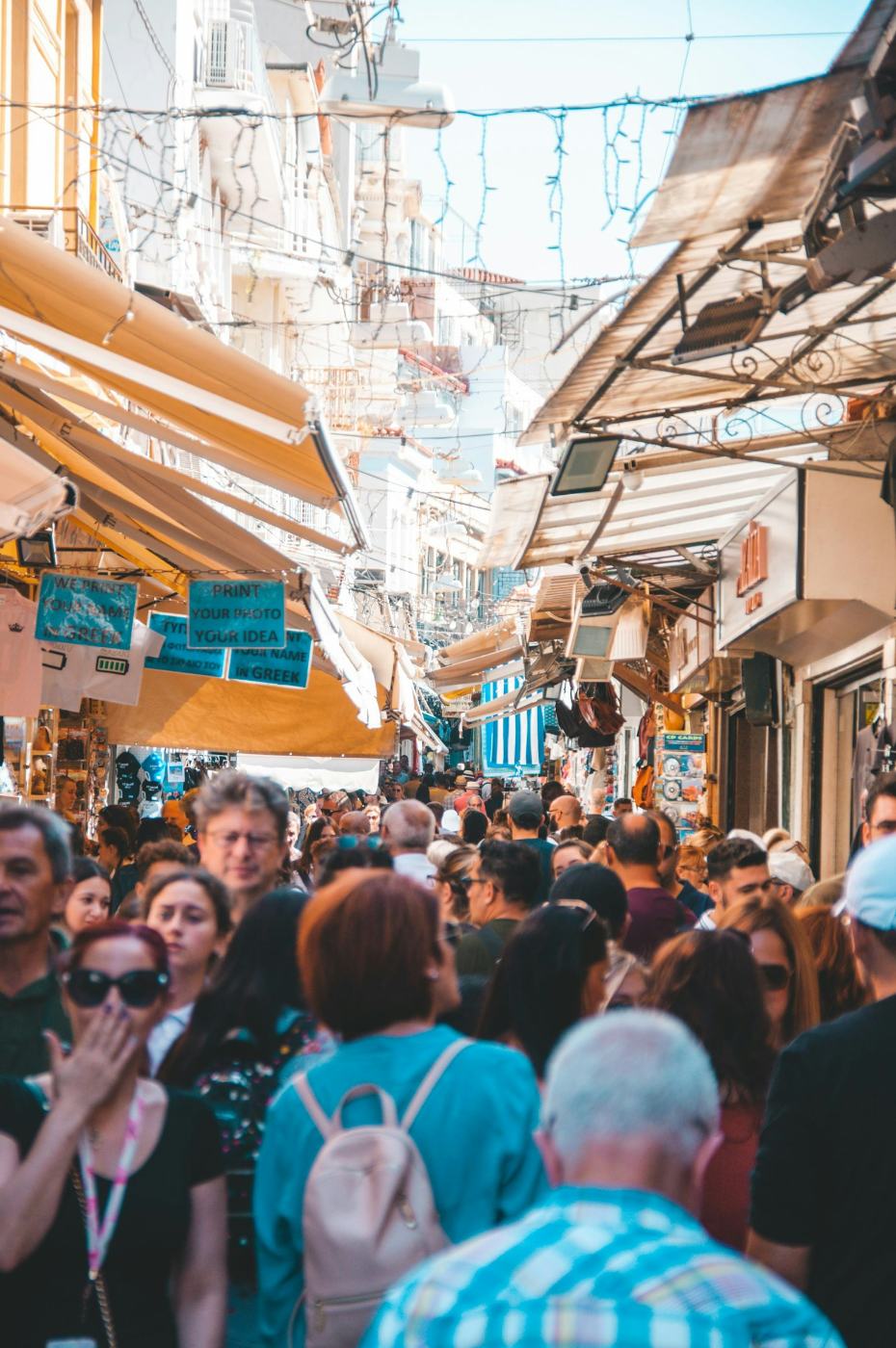 Les ruelles du marché de Monastiraki, noires de monde