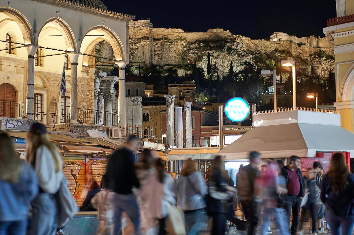 Monastiraki la nuit : la foule, les lumières et l'Acropole