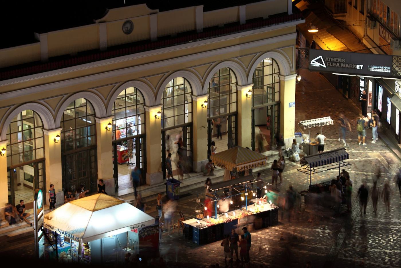Monastiraki la nuit, avec la vieille gare tout illuminée