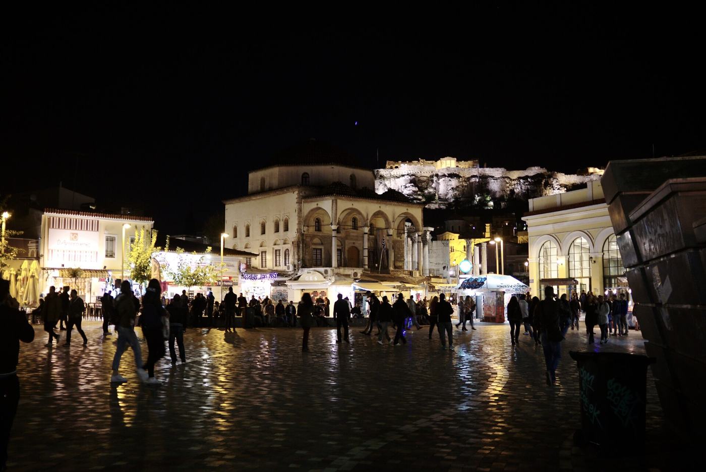 La place Monastiraki la nuit, sous l'Acropole illuminée
