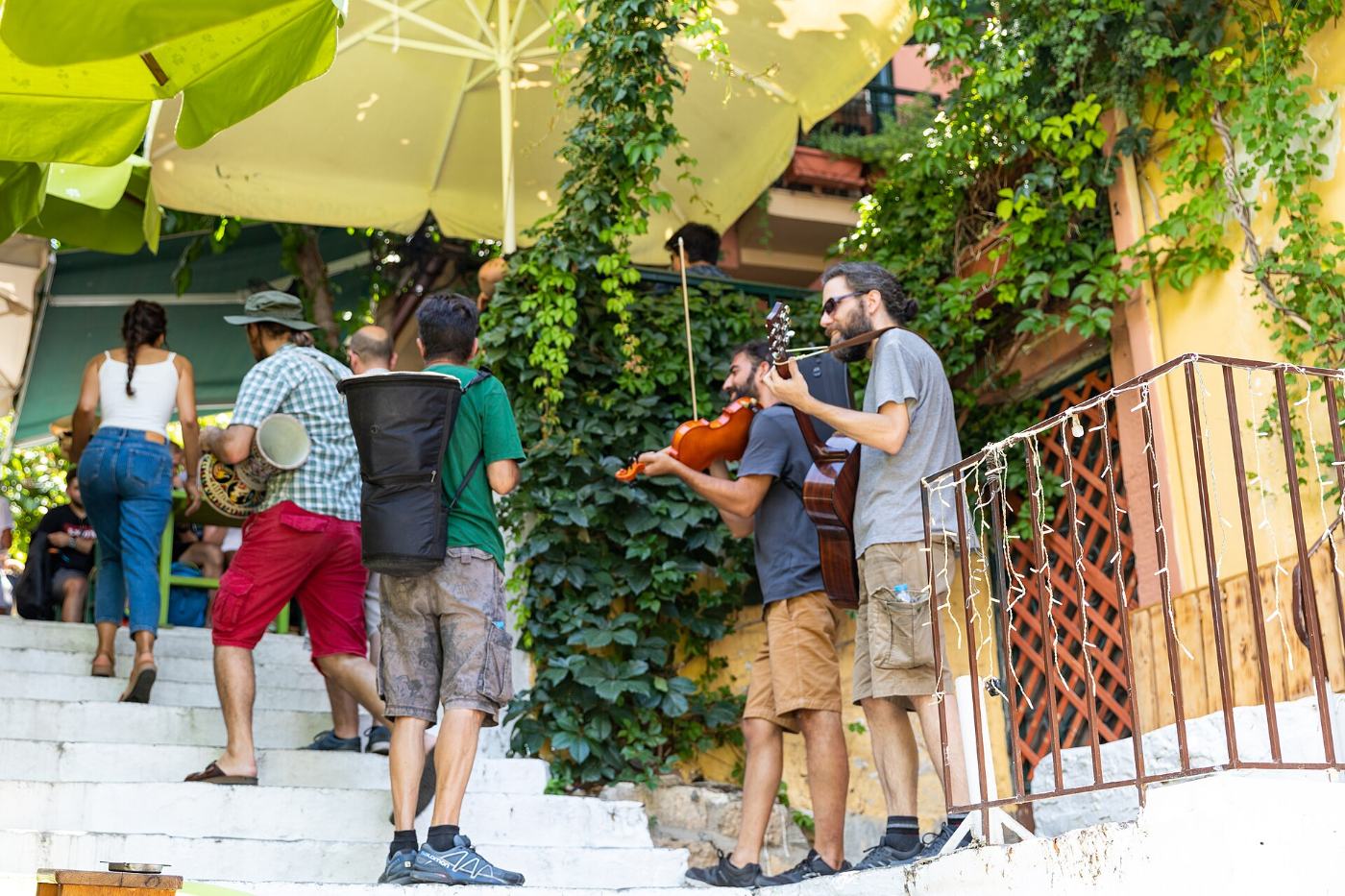 Des musiciens de rue jouent dans la Plaka