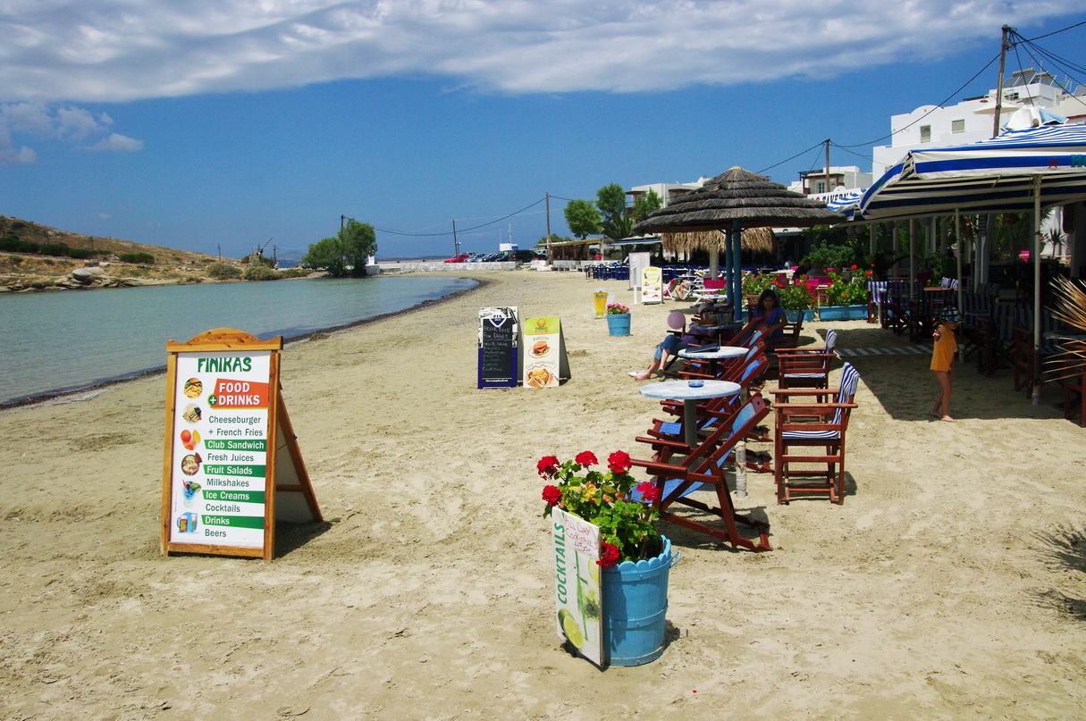 La plage d'Agios Georgios, à deux pas de la ville de Naxos : des cafés les pieds dans le sable