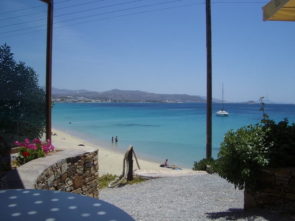 Déjeuner avec vue : une table de taverne au-dessus de la plage d'Agios Georgios