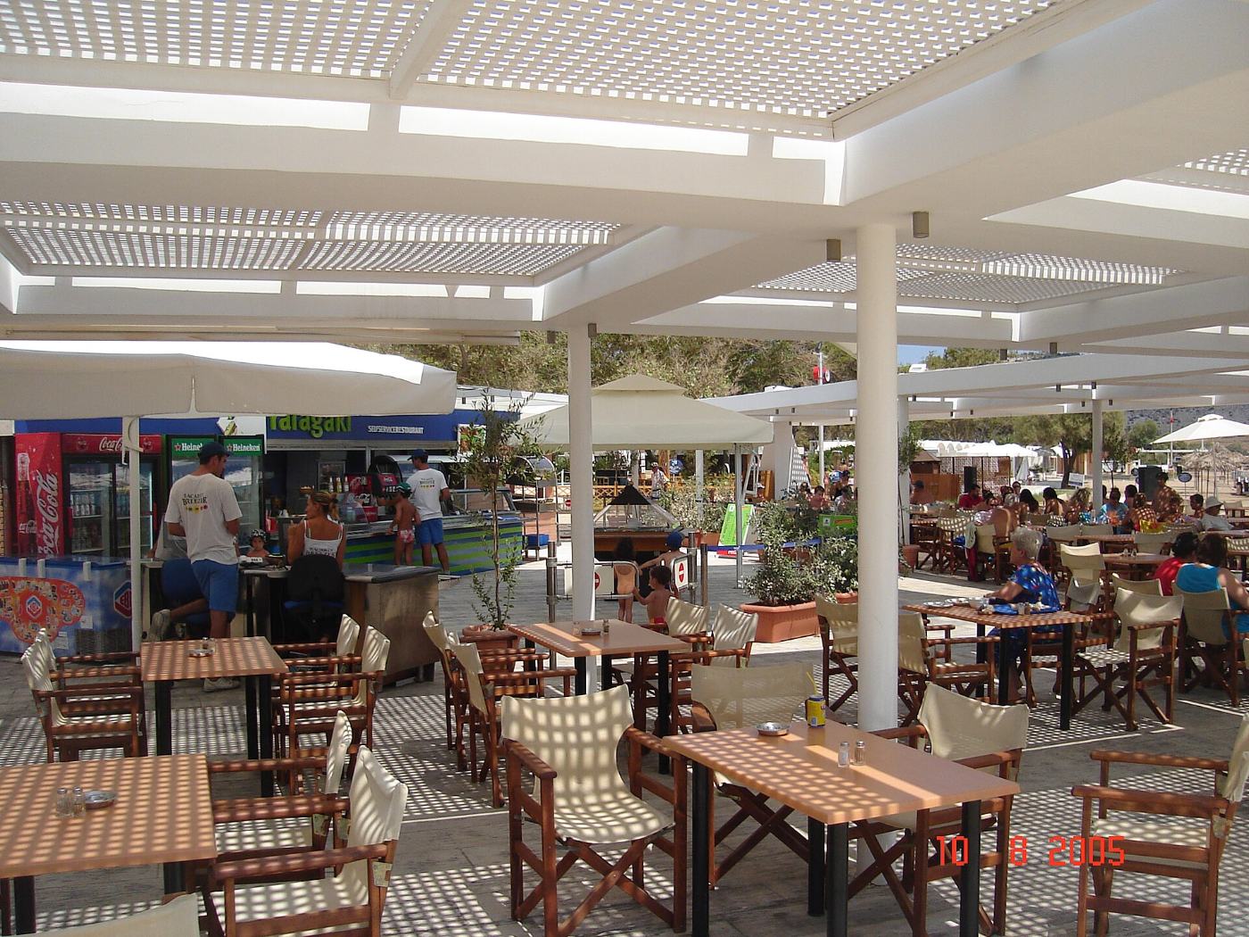 Un bar de plage à l'ombre à Varkiza