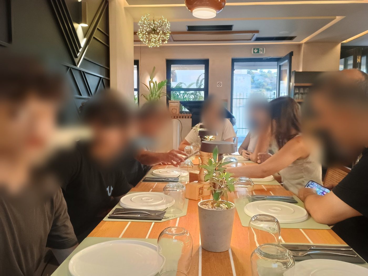Tout le groupe à table pour le dîner, à Athènes