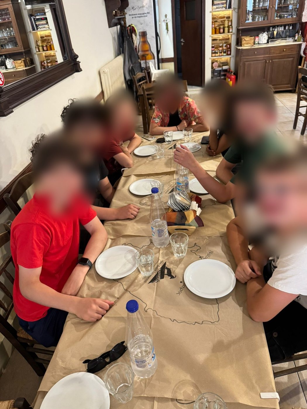 Déjeuner dans une taverne grill du village de montagne de Kinidaros, à Naxos