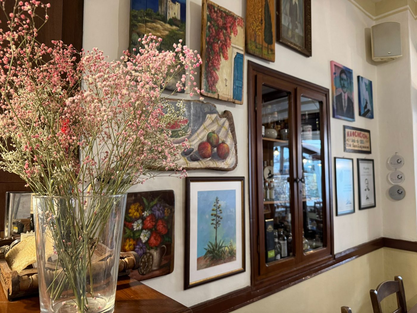 Dans un café de village à Kinidaros, sur l'île de Naxos