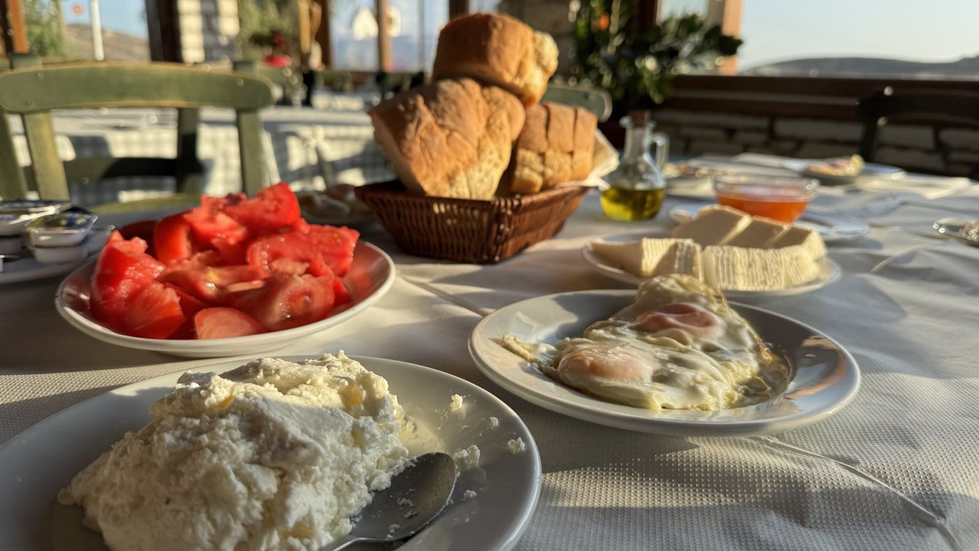 Un petit-déjeuner typique de Naxos : fromage frais, œufs au plat, tomates et pain de campagne