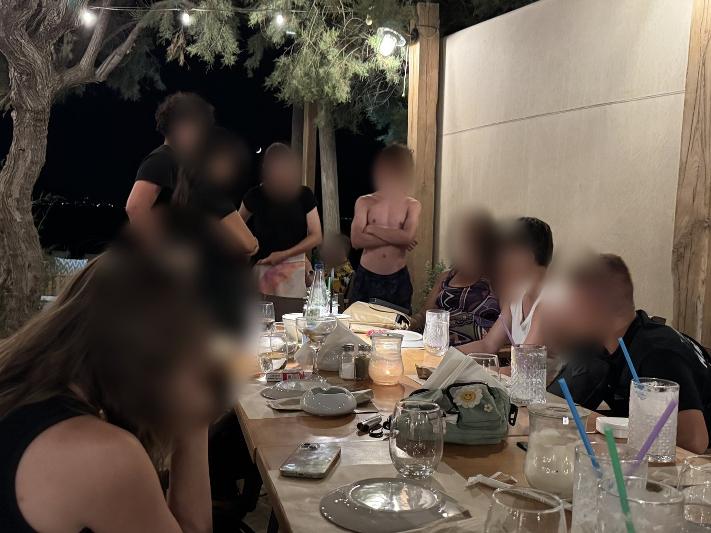 Dîner sous les arbres par une nuit chaude, à Naxos
