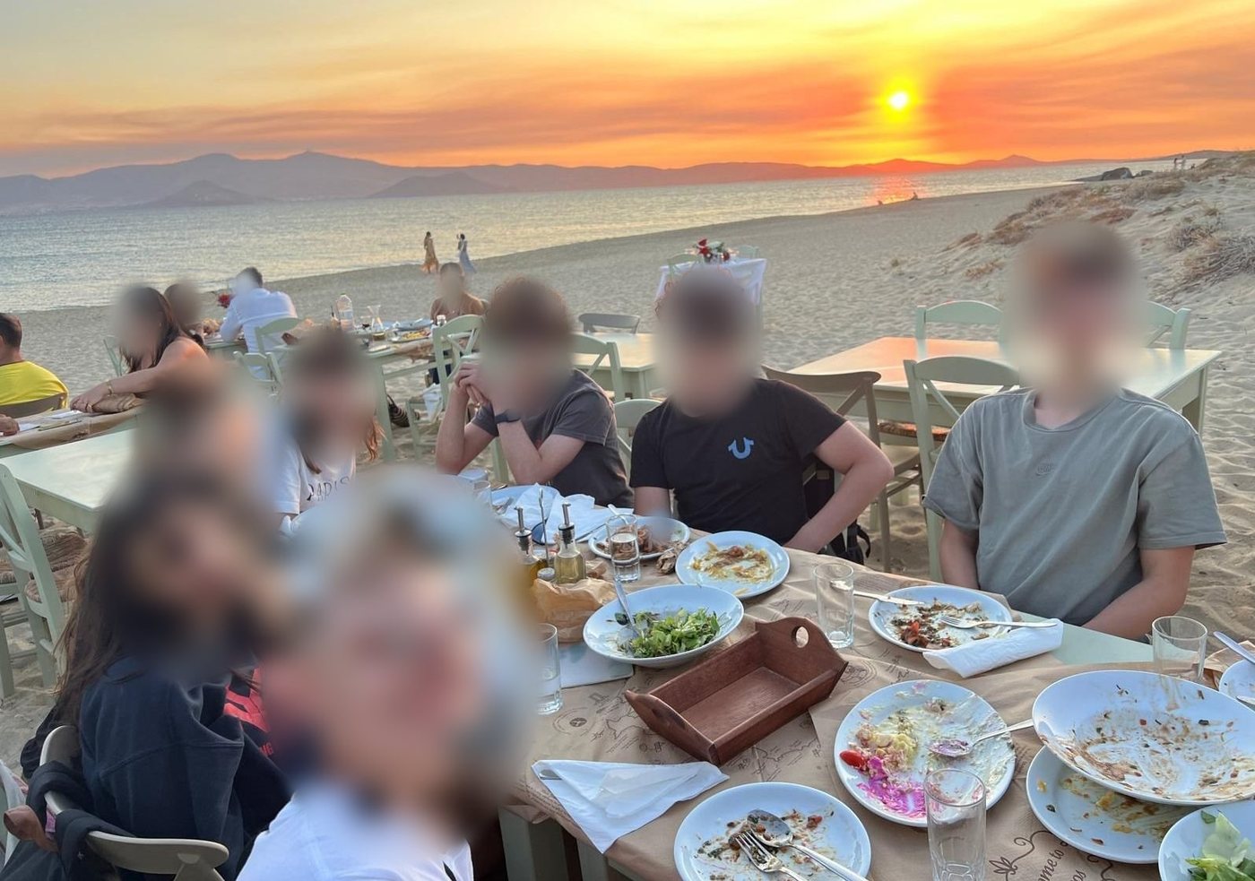 Dîner les pieds dans le sable sur la plage de Maragas, à Naxos, au coucher du soleil