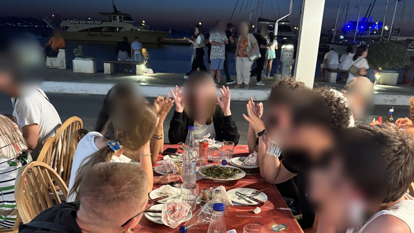 Souvlaki et gyros le soir, sur le front de mer de Naxos