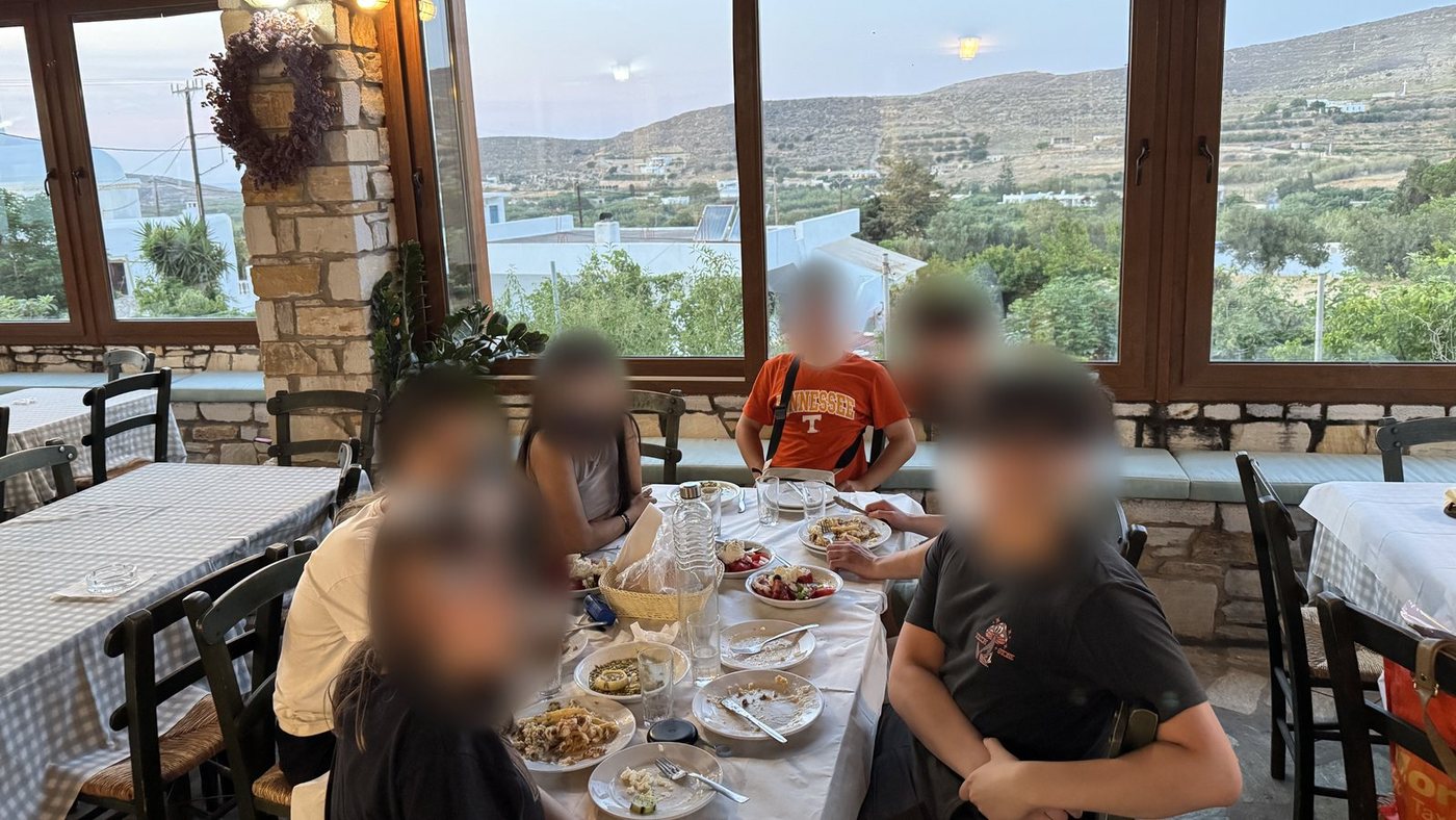 Souper tous ensemble dans une taverne de village avec vue, à Naxos