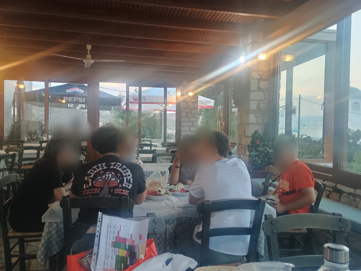 Salades grecques et pain de campagne dans une taverne, à Naxos