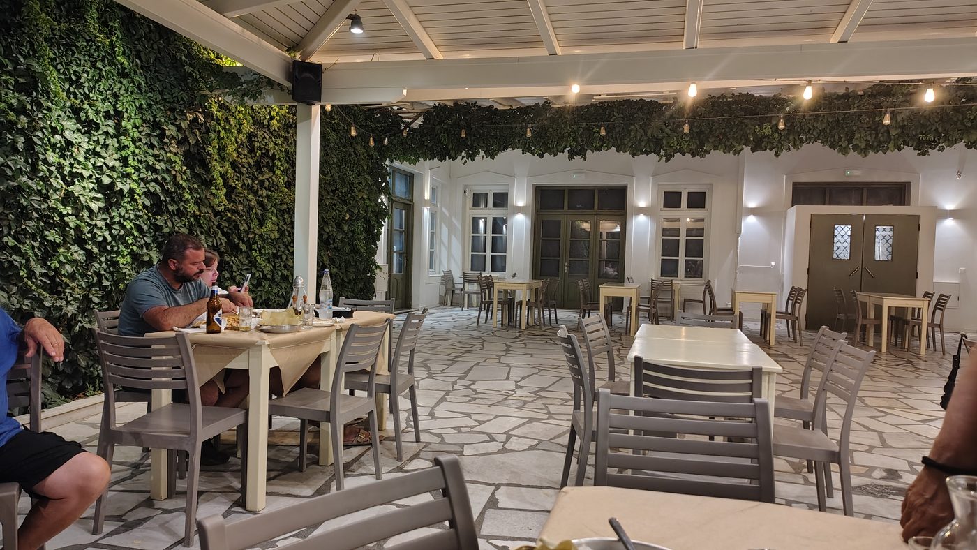 La cour ombragée d'une taverne dans le village de Potamia, à Naxos