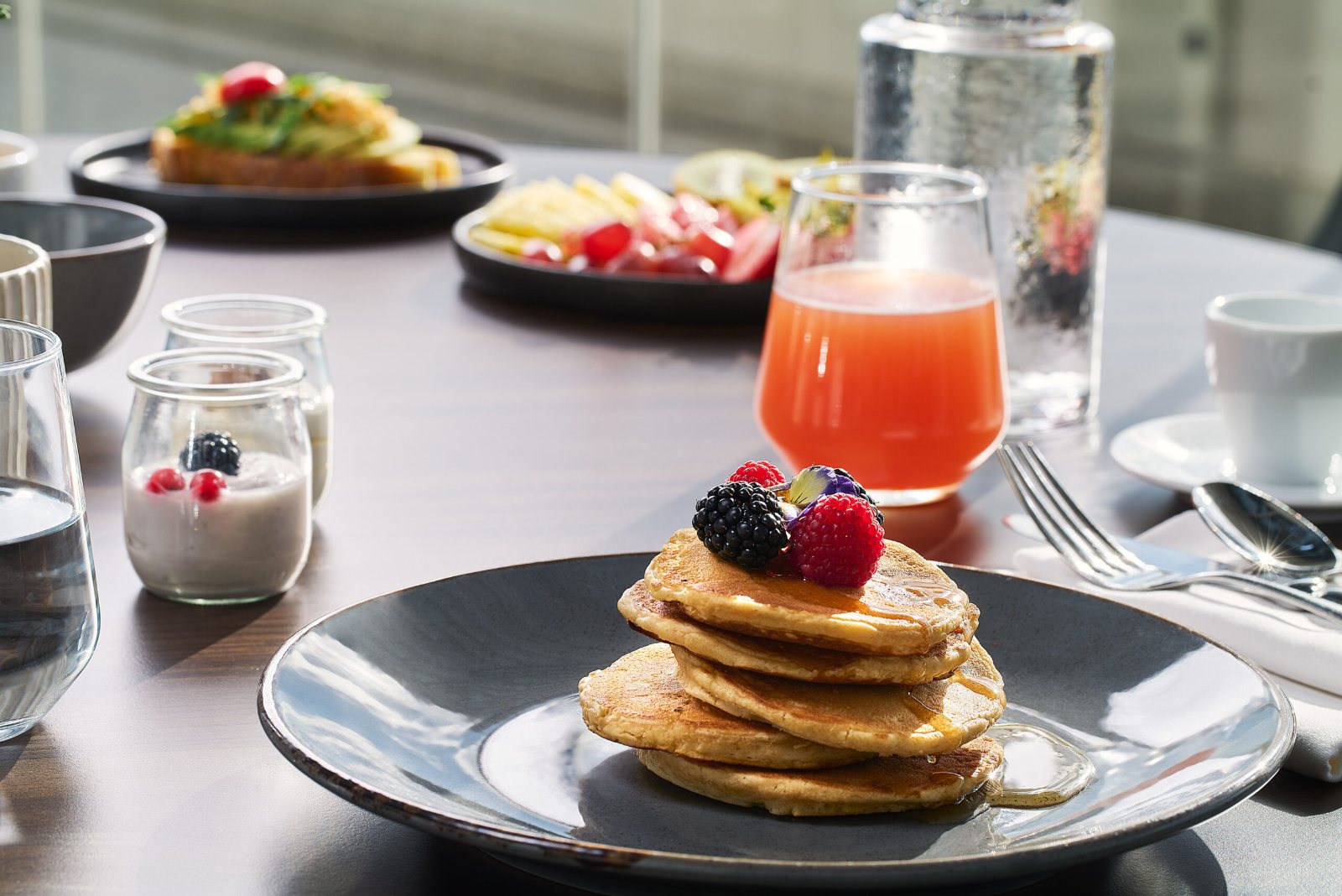 Pancakes aux fruits rouges et jus frais au petit-déjeuner, à Athènes