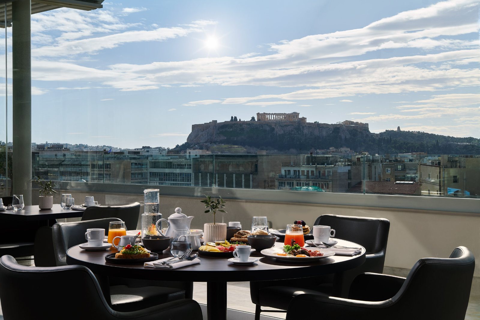 Petit-déjeuner sur le toit-terrasse de l'hôtel avec vue sur l'Acropole, à Athènes