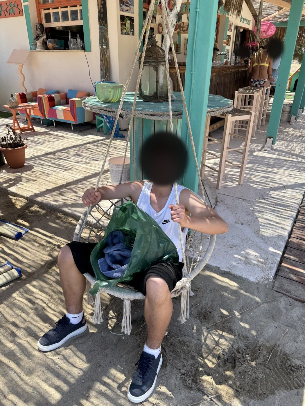 Un fauteuil suspendu au bar de plage