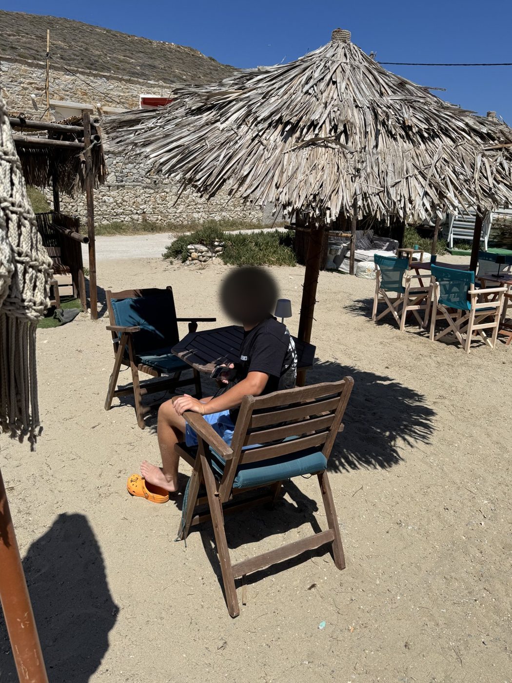 À l'ombre d'un parasol de paille