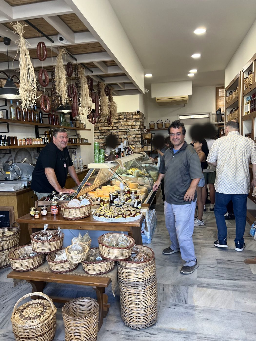 Une épicerie fine de Naxos qui vend le fromage de la ferme Sideris