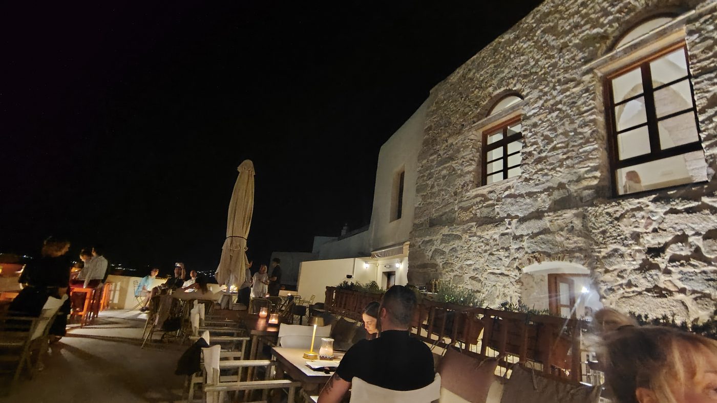 Une terrasse le soir dans le Kastro, le vieux quartier du château de Naxos