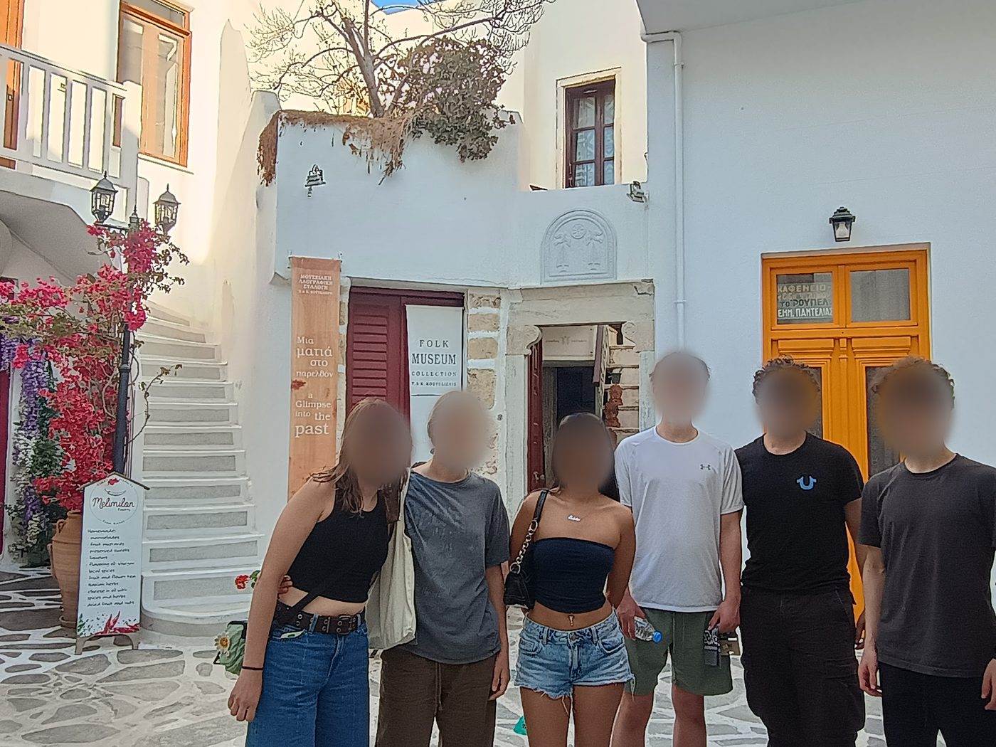 Des élèves dans les ruelles blanches du Kastro, devant le musée du folklore