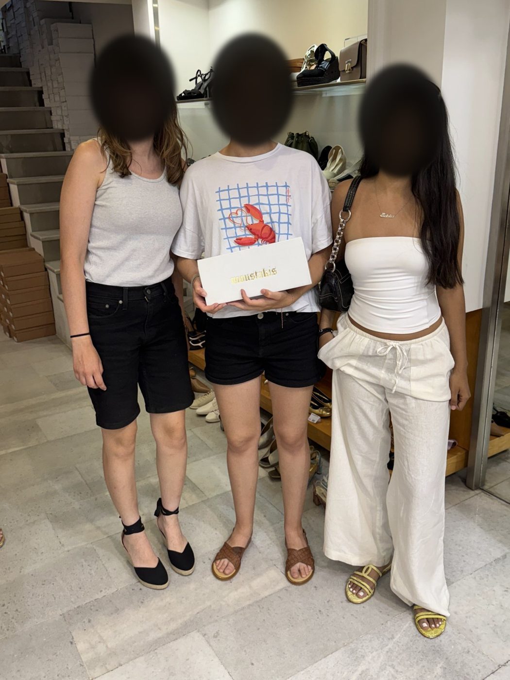 Boîtes à chaussures en main après le shopping