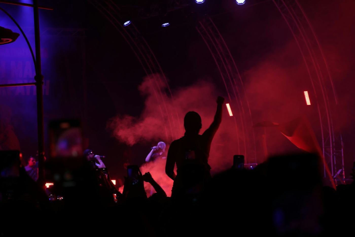 Les mains en l'air à un concert à Athènes