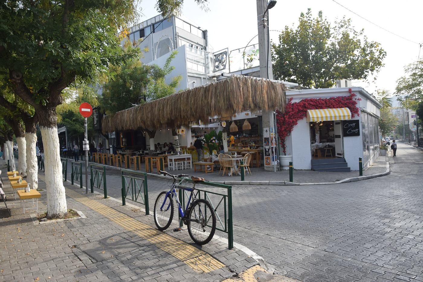 Un coin de café dans les rues de Gazi