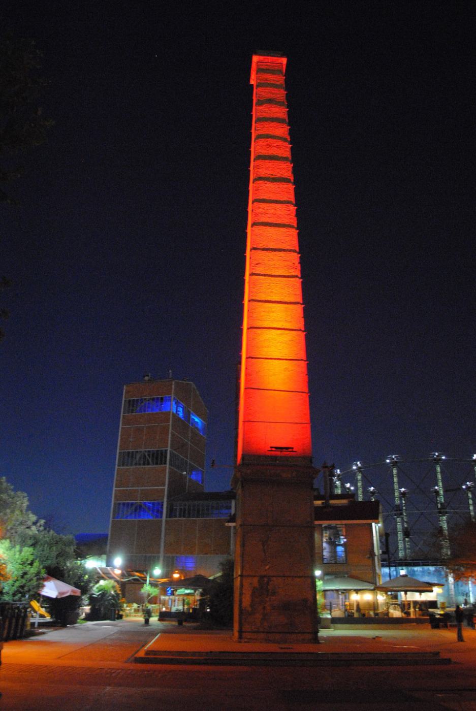 Gazi la nuit : la cheminée rouge de l'ancienne usine à gaz