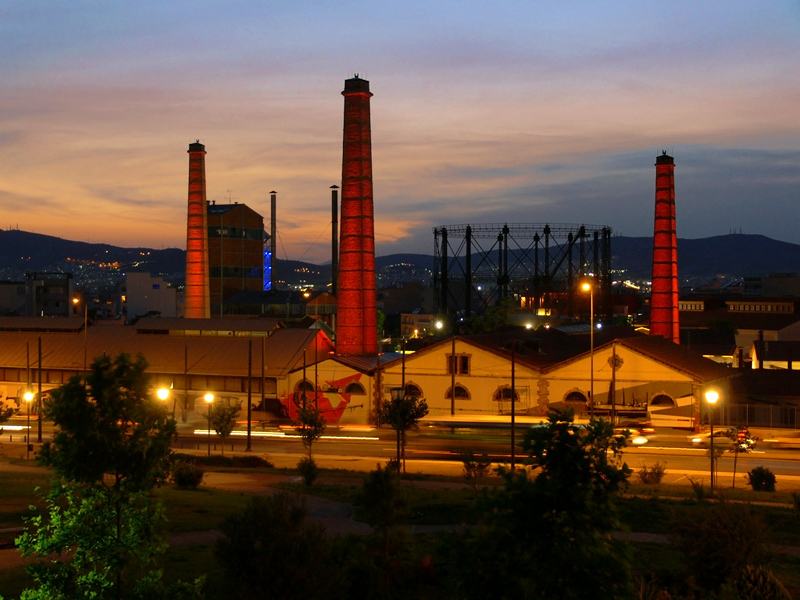 Les cheminées de Technopolis au coucher du soleil, quand Gazi s'éveille pour la nuit