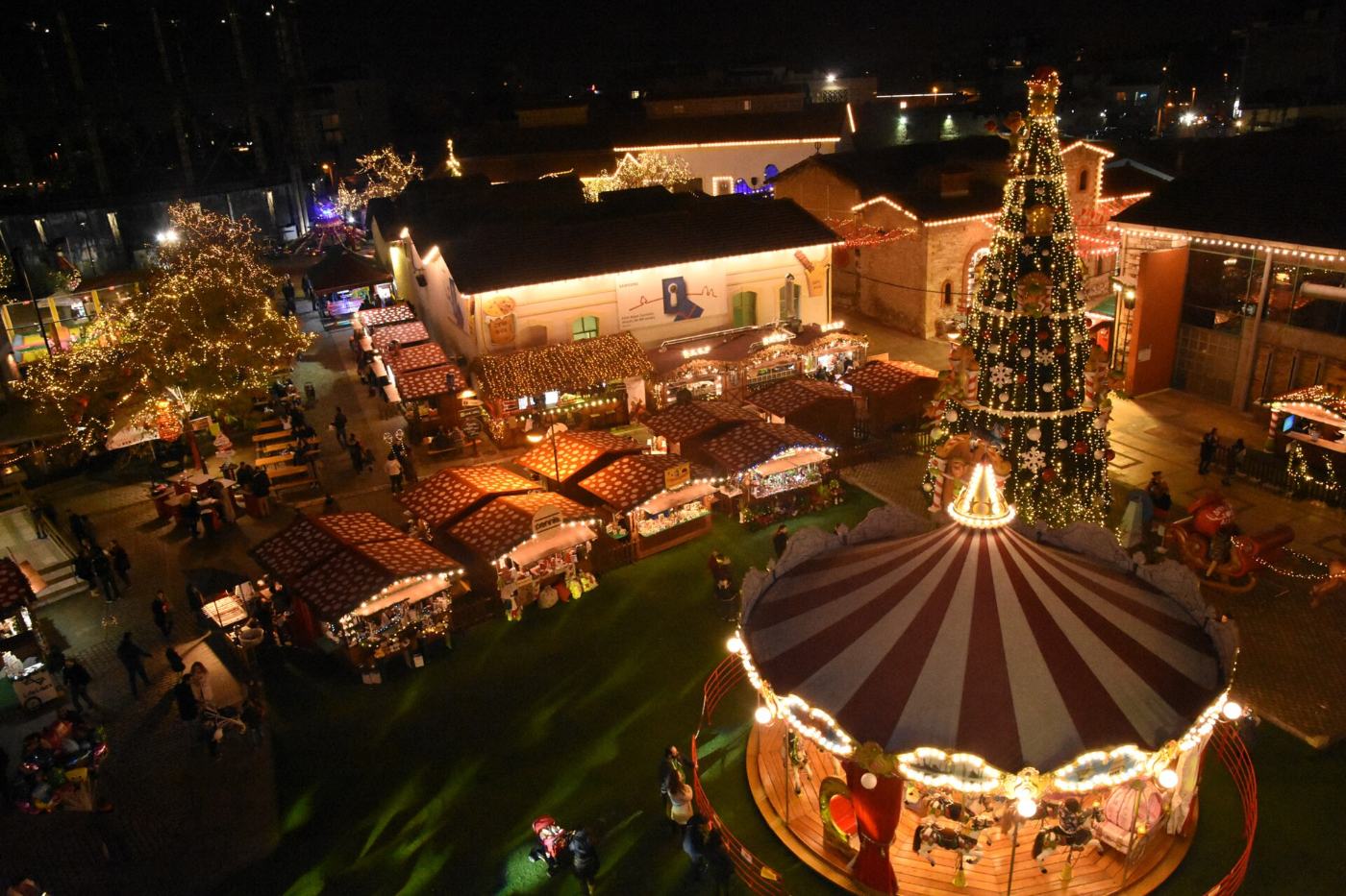 Technopolis illuminée la nuit pour un festival