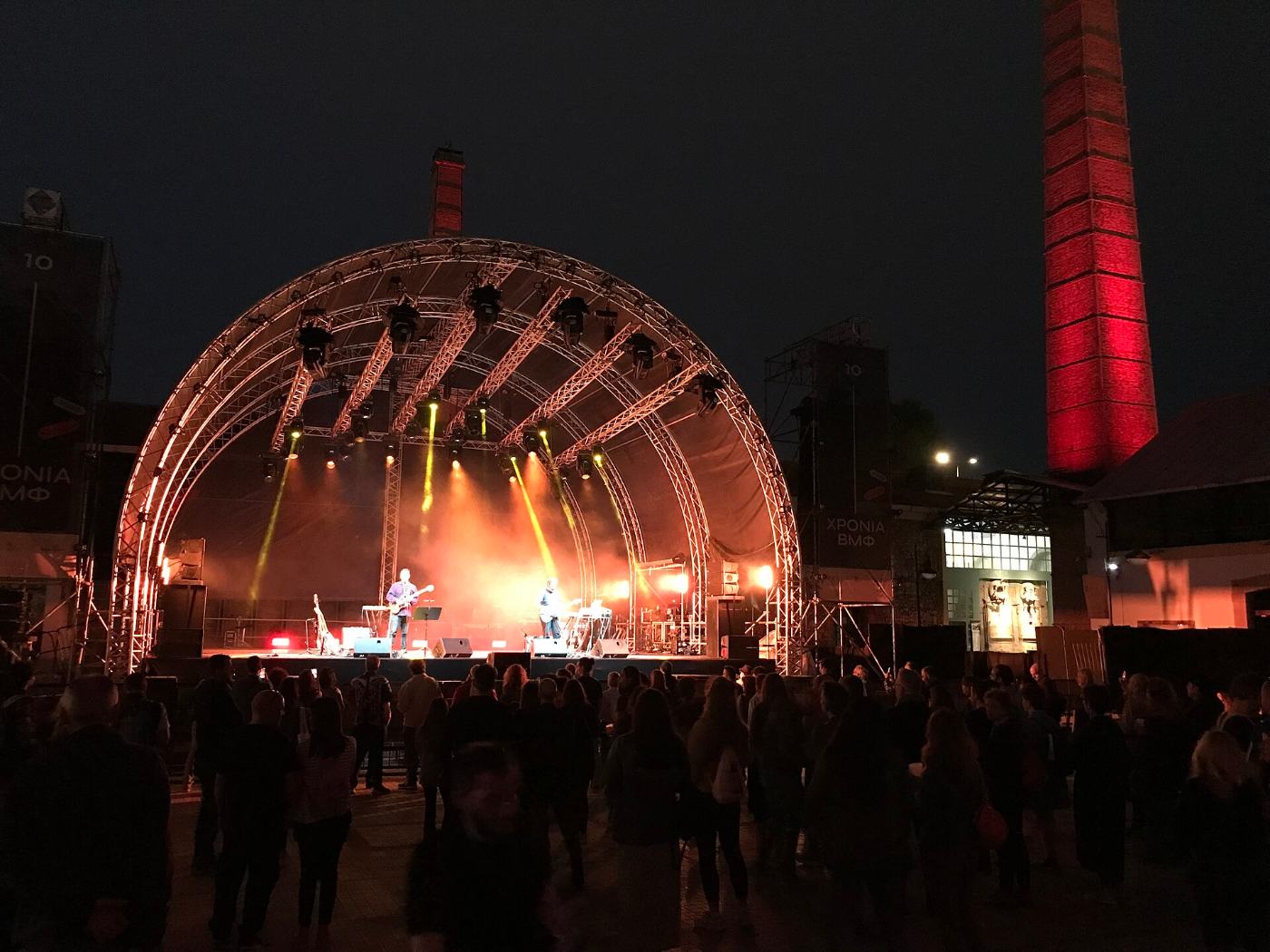 Un concert à Technopolis, sous la vieille cheminée de l'usine à gaz