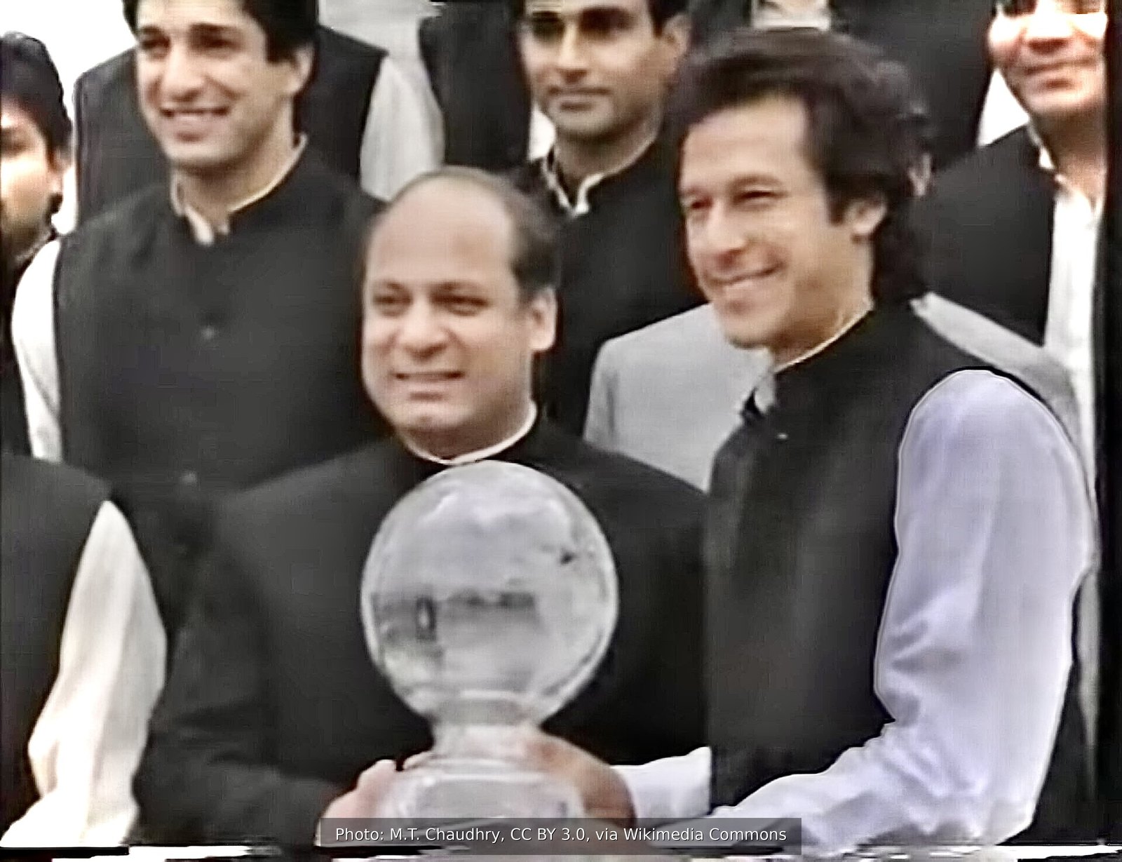 Imran Khan avec le trophée de la Coupe du monde de cricket 1992