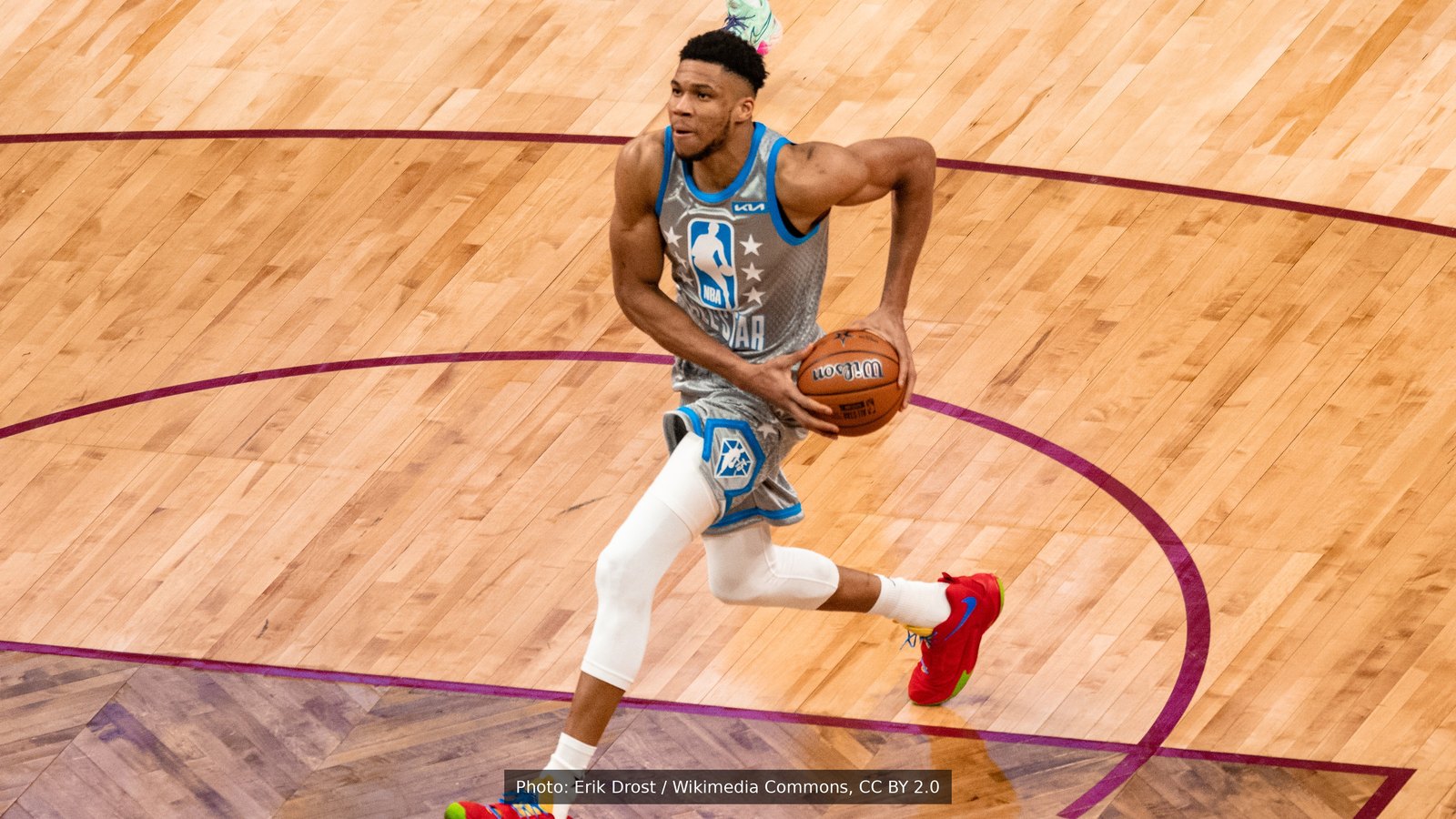 Giannis Antetokounmpo file vers le panier lors du NBA All-Star Game